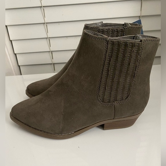 Nwt Universal Thread Dark Taupe Alena Western Boots Size 6 1/2 W - Picture 1 of 10